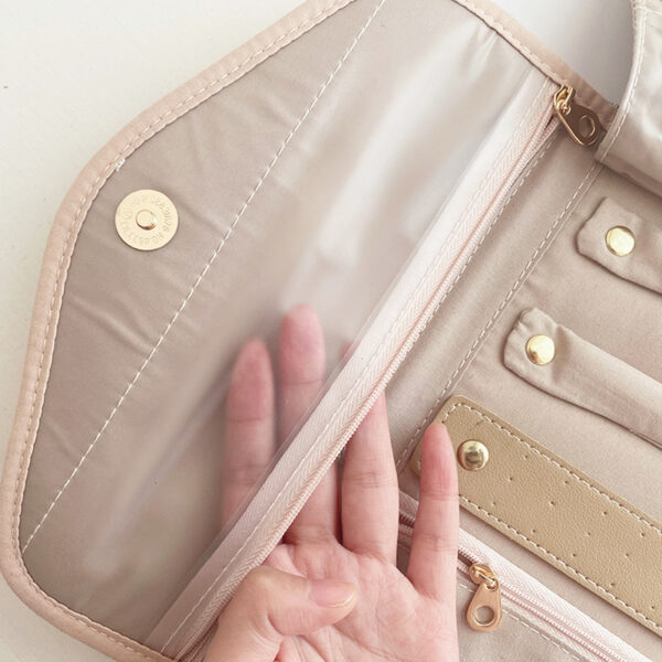 Roll Foldable Jewelry Case: Your Travel Companion